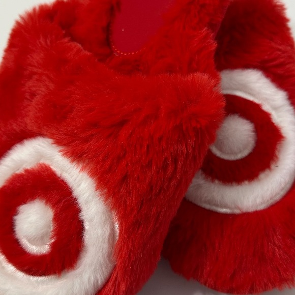 NWT Target Bullseye Red Plush Fuzzy Slippers Size M W7-8 M5-6 - Great Gift Idea - Picture 3 of 10